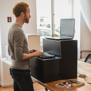 Kinetic Desk, mesa inteligente se move para usuário trabalhar em pé